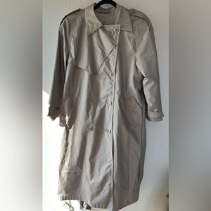 London Fog Women's Double Breasted Long Trench Coat with Belt. Size 10P - GUC